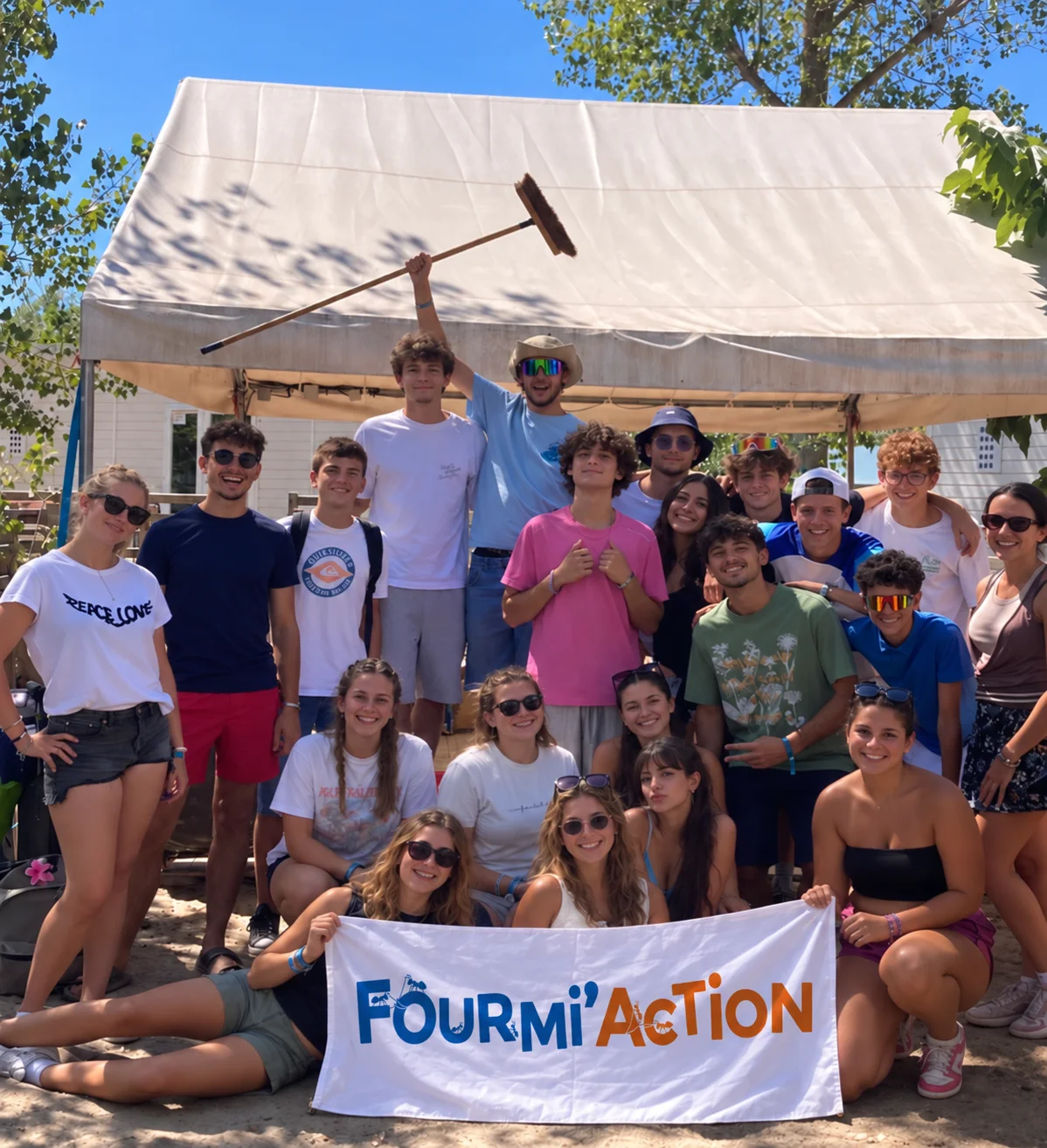 Un groupe réuni autour d’une banderole Fourmi’Action